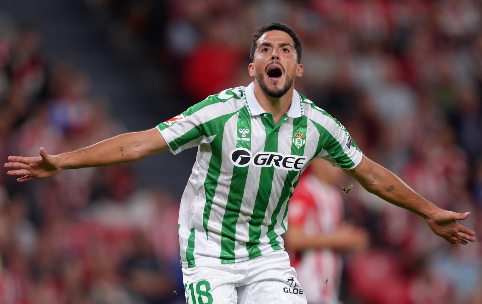 Pablo Fornals del Real Betis celebra el primer gol de su equipo durante el partido de LaLiga entre el Athletic Club y el Real Betis Balompié en el Estadio de San Mamés. (Foto de Juan Manuel Serrano Arce/Getty Images)