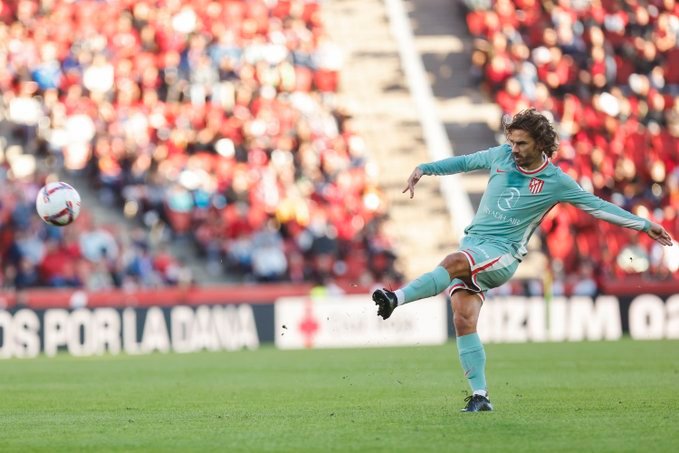 Griezmann poniendo una falta