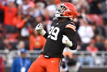 Za'Darius Smith #99 con los Cleveland Browns celebrando un placaje contra los Baltimore Ravens en el Huntington Bank Field el 27 de Octubre en Cleveland, Ohio. (Fotografía:Nick Cammett/Getty Images)