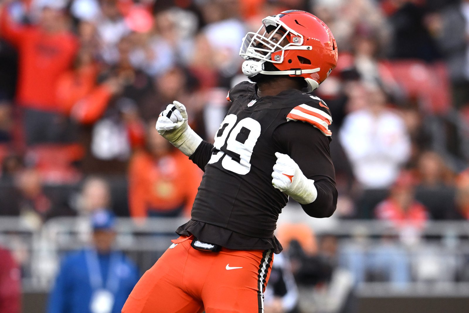 Za'Darius Smith #99 con los Cleveland Browns celebrando un placaje contra los Baltimore Ravens en el Huntington Bank Field el 27 de Octubre en Cleveland, Ohio. (Fotografía:Nick Cammett/Getty Images)