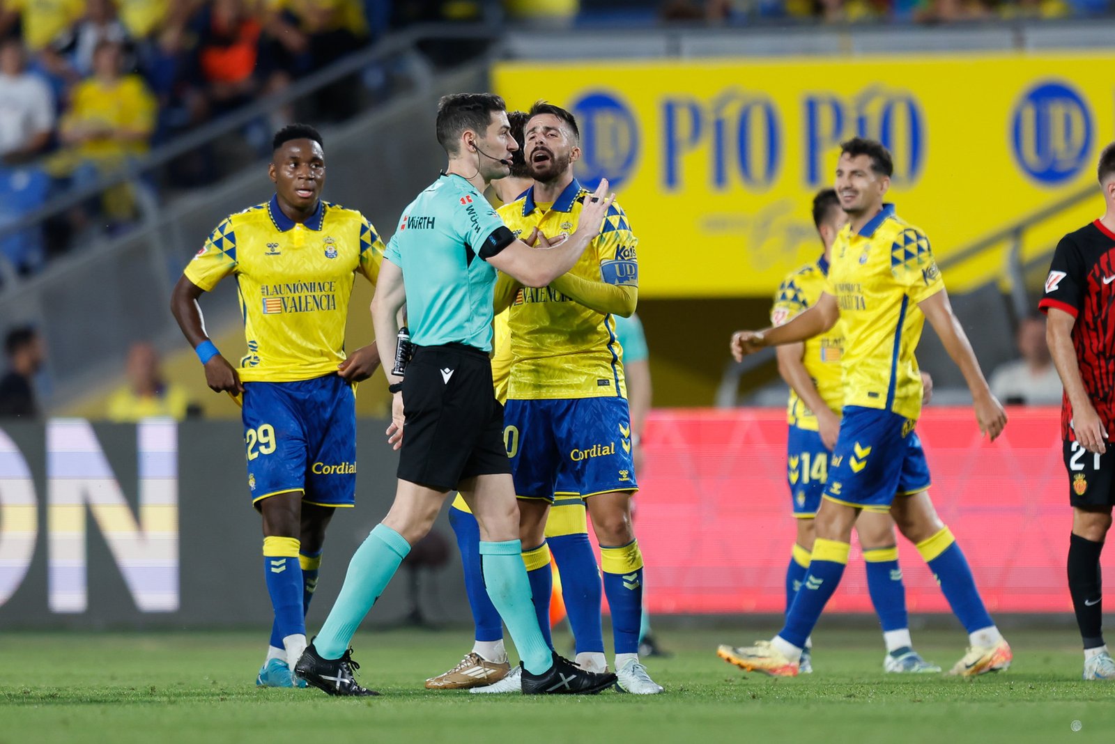 Kirian Rodríguez protesta una acción del partido a Muñiz Ruiz en el partido entre Las Palmas y Mallorca. Foto: UD Las Palmas.