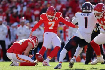 Harrison Butker #7 con los Kansas City Chiefs chutando un field goal contra los Denver Broncos en el Arrowhead Stadium el 10 de Noviembre en 2024 en Kansas City, Missouri. (Fotografía: David Eulitt/Getty Images)