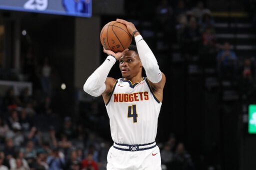 Russell Westbrook #4 con los Denver Nuggets lanzando en la NBA Cup contra los Memphis Grizzlies en el FedExForum el 19 de Noviembre.(Fotografía: Justin Ford/Getty Images)