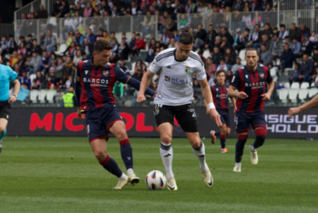 Edu Espiau defendido por Pablo Martínez en el partido de el Plantío la temporada pasada