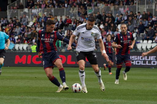 Edu Espiau defendido por Pablo Martínez en el partido de el Plantío la temporada pasada