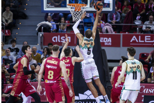 Denzel Andersson metiendo a canasta ante Justinian Jessup hace dos temporadas