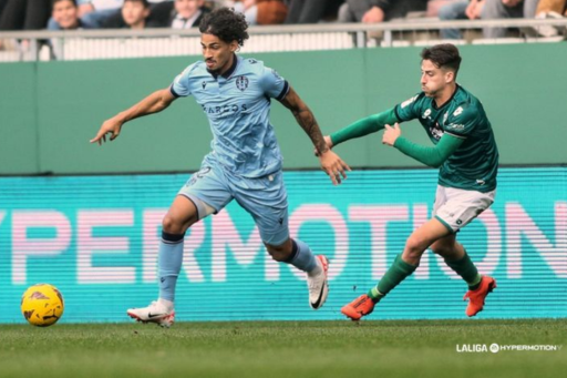 Boudini con el balón ante Delmás en la jornada 27 del año pasado