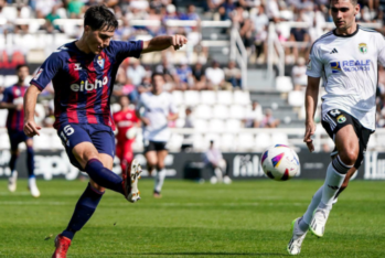 Tejero centrando ante A. Martín el año pasado en la victoria del Burgos CF por 1-0