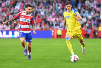 Escalante con el balón ante Ricard