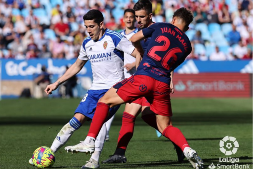 Fran Gámez con el balón ante Juan María