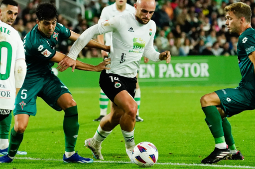 Ekain entre los defensas del Ferrol en la temporada pasada