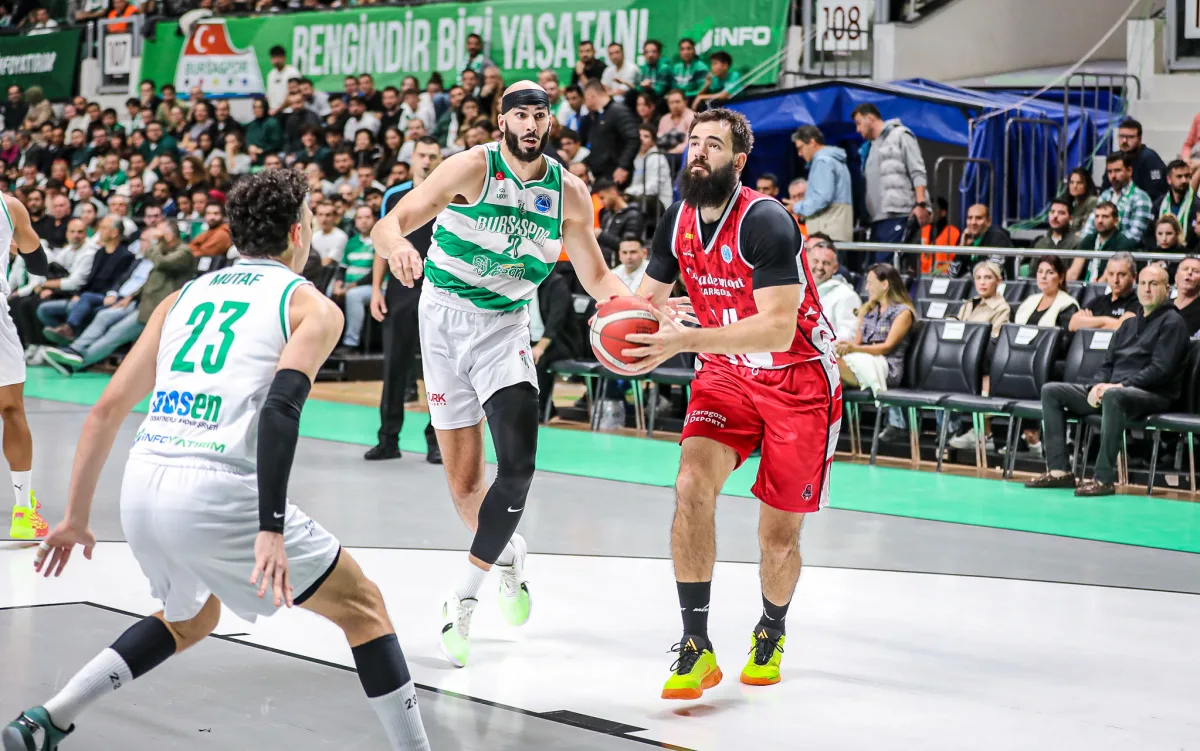 Dubjlevic con el balón ante Mutaf en la primera mitad del partido