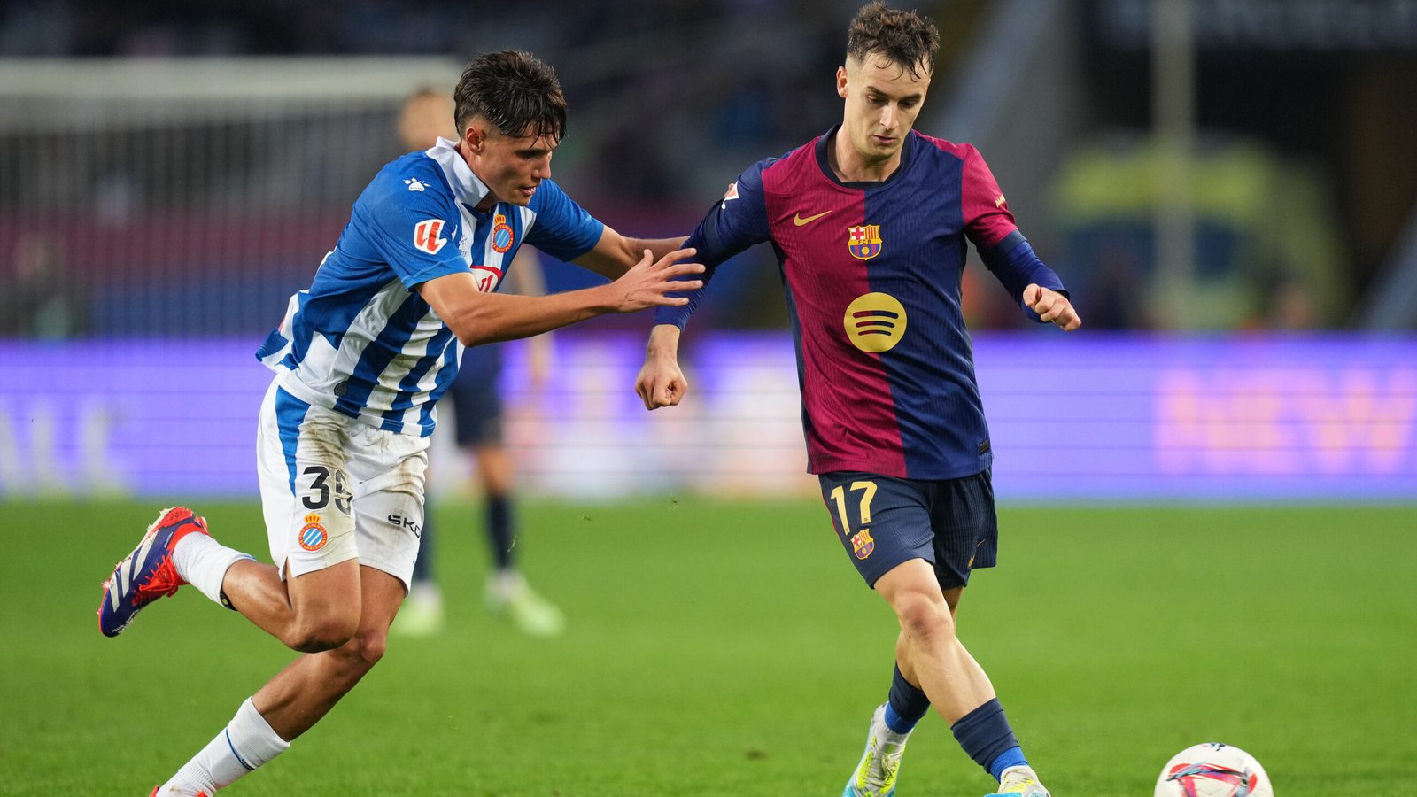 BARCELONA, SPAIN - NOVEMBER 03: Marc Casado of FC Barcelona runs with the ball whilst under pressure from Rafel Bauza of RCD Espanyol during the La Liga EA Sports match between FC Barcelona and RCD Espanyol at Estadi Olimpic Lluis Companys on November 03, 2024 in Barcelona, Spain. (Photo by Alex Caparros/Getty Images)