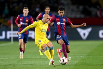 Sandro Ramírez de la UD Las Palmas pasa el balón mientras está bajo la presión de Lamine Yamal del FC Barcelona durante el partido de LaLiga EA Sports entre el FC Barcelona y la UD Las Palmas en el Estadi Olimpic Lluis Companys el 30 de marzo de 2024 en Barcelona, ​​España. (Foto de David Ramos/Getty Images).