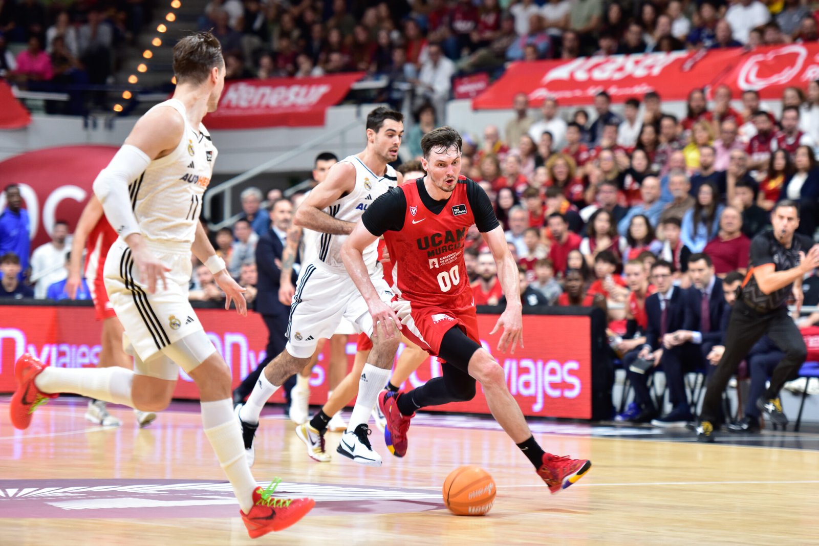 Rodions Kurucs lleva la pelota durante el partido contra el Real Madrid. Fuente: Javier Bernal