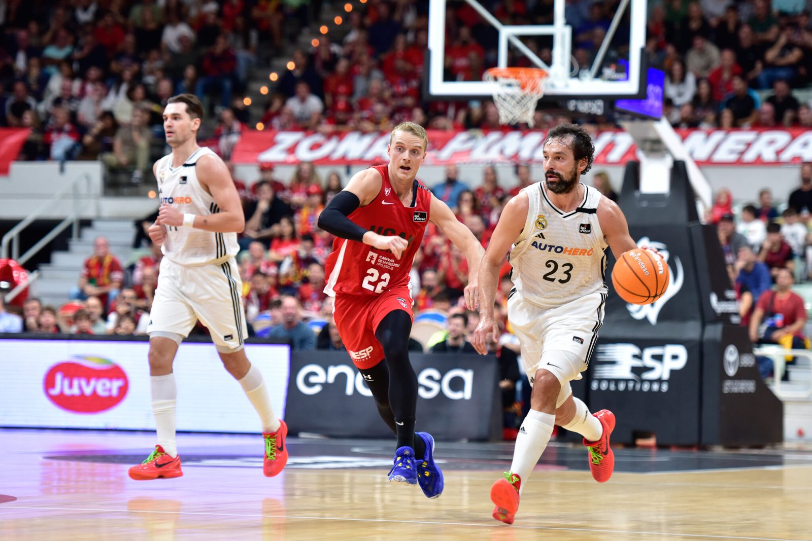 Sergio Llull maneja la pelota bajo la defensa de Ludde Hakanso. Foto: Javier Bernal