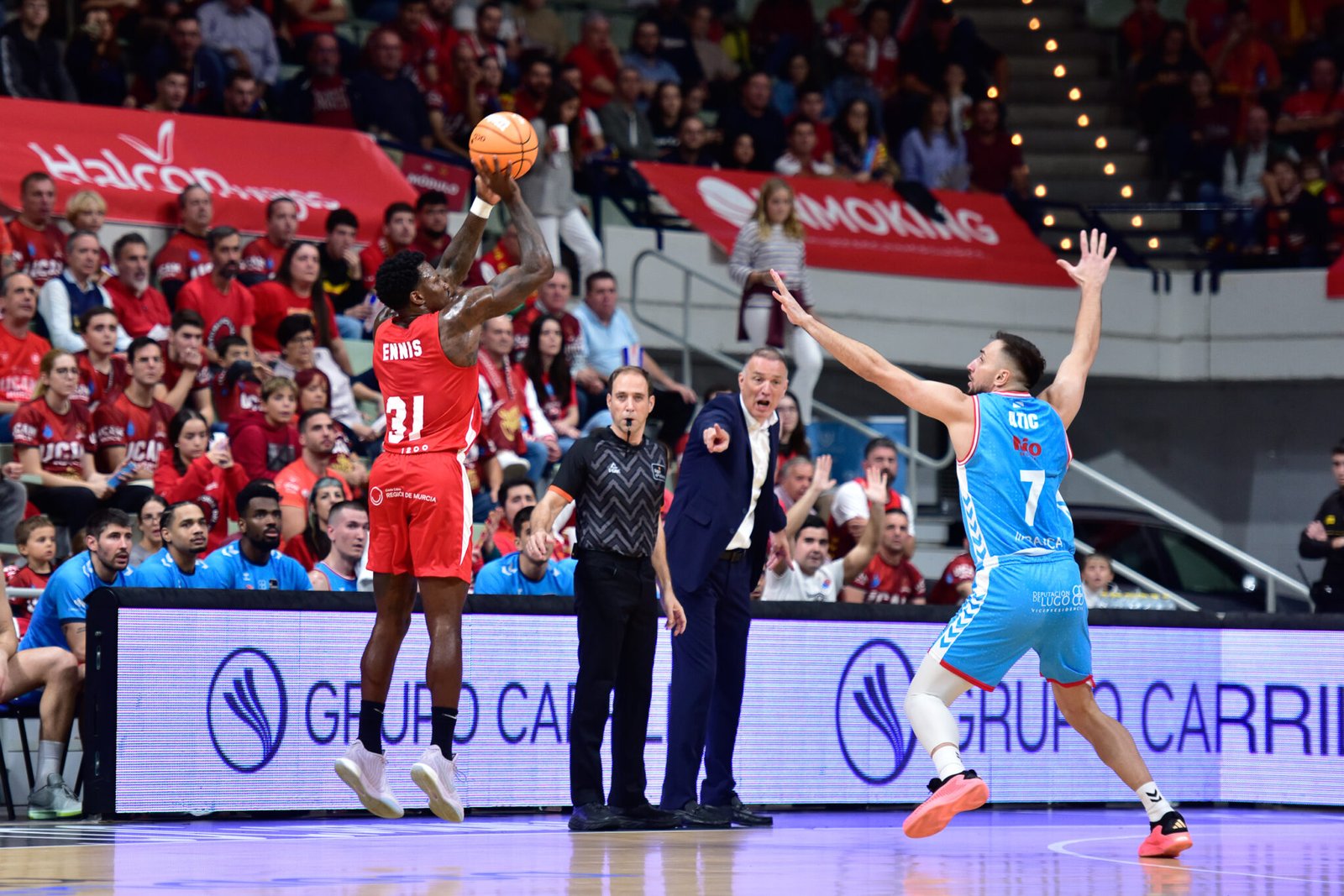 Dylan Ennis tira un triple delante de Edin Atic. Foto: Javier Bernal