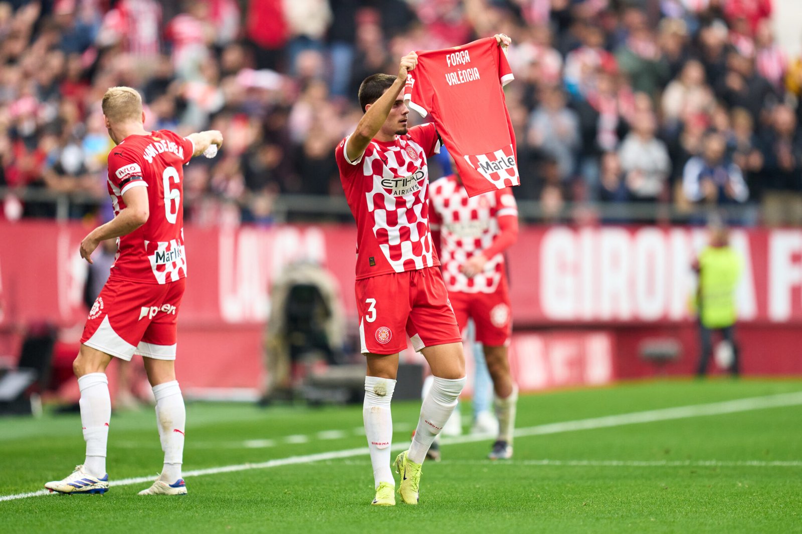 GIRONA, ESPAÑA - 3 DE NOVIEMBRE: Miguel Gutiérrez del Girona FC muestra una camiseta con un mensaje de apoyo al Valencia tras las inundaciones repentinas en la región de Valencia tras marcar el primer gol de su equipo durante el partido de LaLiga entre el Girona FC y el CD Leganés en el estadio Montilivi el 03 de noviembre de 2024 en Girona, España. (Foto de Alex Caparrós/Getty Images)
