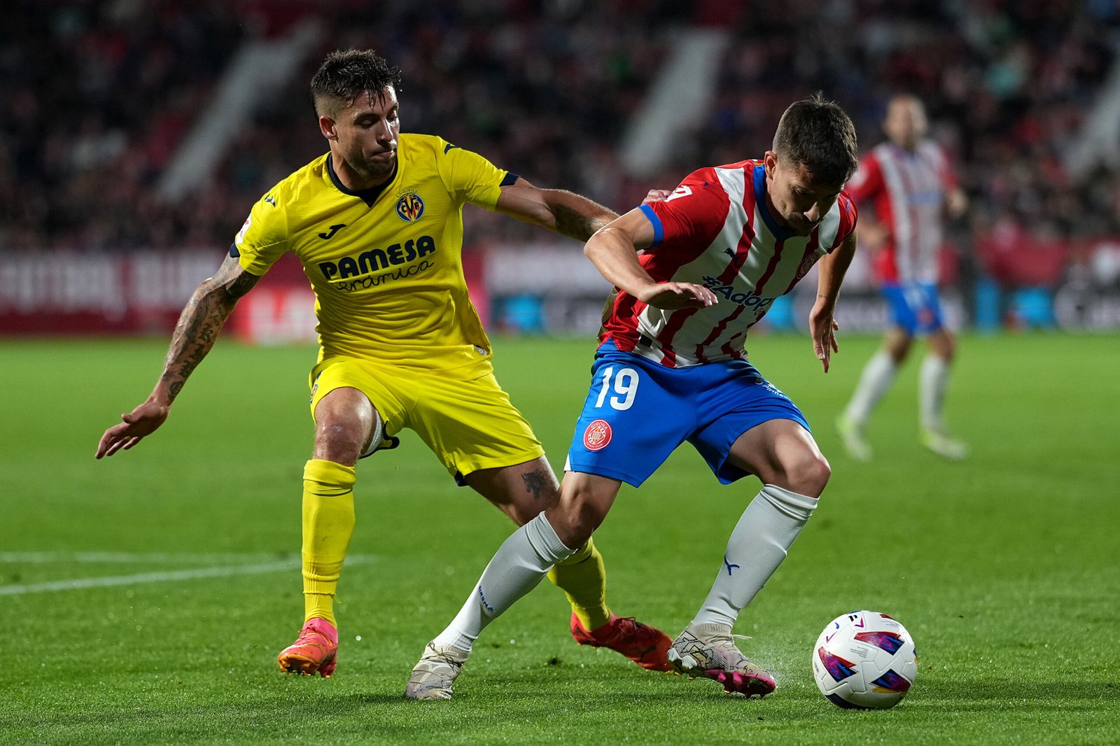 Toni Villa del Girona FC es desafiado por Kiko Femenia del Villarreal CF durante el partido de LaLiga EA Sports entre el Girona FC y el Villarreal CF en el Estadio Montilivi el 14 de mayo de 2024 en Girona, España.