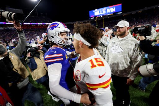 Josh Allen #17 de los Buffalo Bills con Patrick Mahomes #15 de los Kansas City Chiefs después de vencer a los Kansas City Chiefs 30-21 en el Highmark Stadium el 17 de Noviembre de 2024 en Orchard Park, New York. (Fotografía: Bryan M. Bennett/Getty Images)