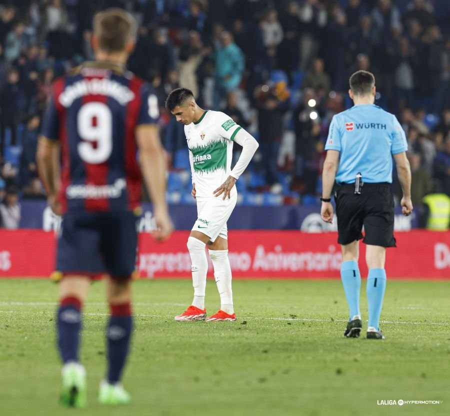 Nico Castro cabizbajo en el partido ante el Levante de la temporada 2023-2024