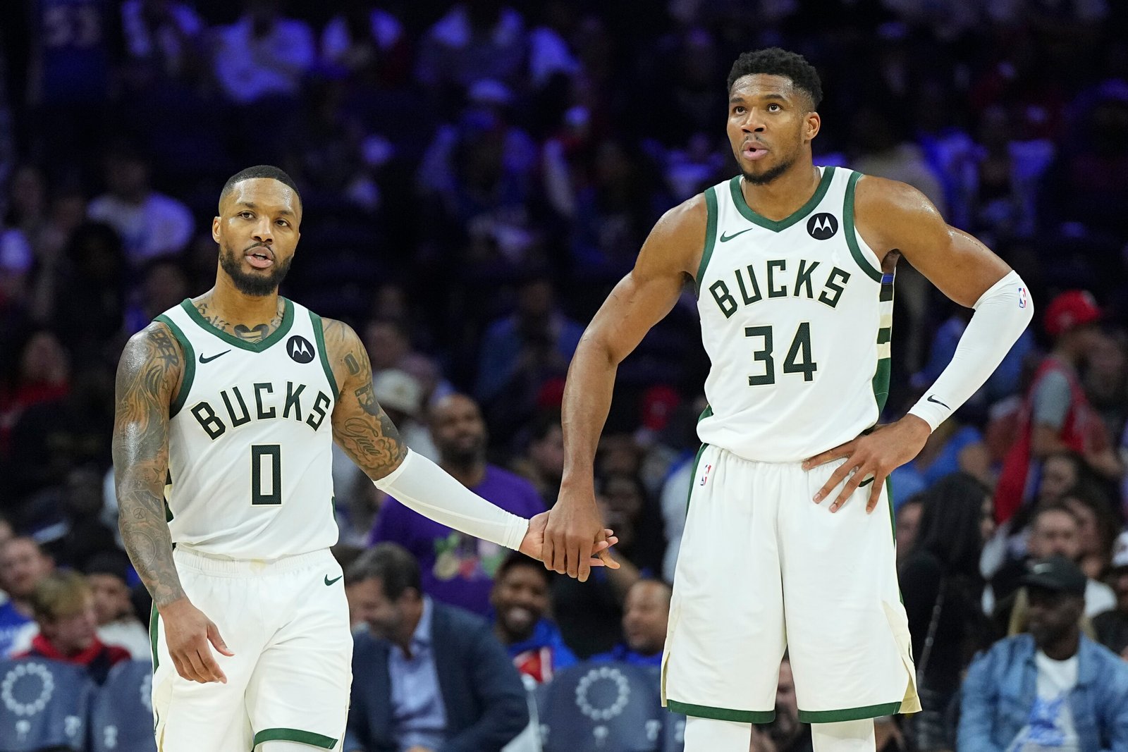 Damian Lillard #0 con los Milwaukee Bucks celebrando con Giannis Antetokounmpo #34 contra los Philadelphia 76ers en el Wells Fargo Center el 23 de Octubre de, 2024 en Philadelphia, Pennsylvania. Los Bucks derrotaron a los 76ers 124-109. (Fotografía: Mitchell Leff/Getty Images)