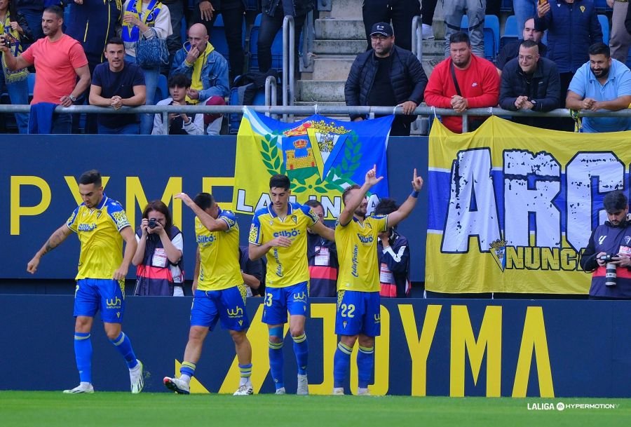 Celebración del Cádiz CF en el segundo gol de Roger ante el Córdoba CF