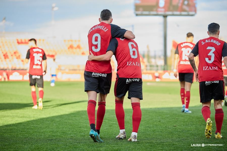 Panichelli abrazado con Gorrotxa por su primer gol contra el Cádiz en la anterior jornada