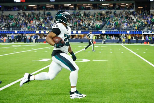 Saquon Barkley #26 de Philadelphia Eagles corre para un touchdown durante el partido ante Los Angeles Rams en el SoFi Stadium el 24 de Noviembre de 2024 en Inglewood, California. (Fotografía;Ronald Martinez/Getty Images)