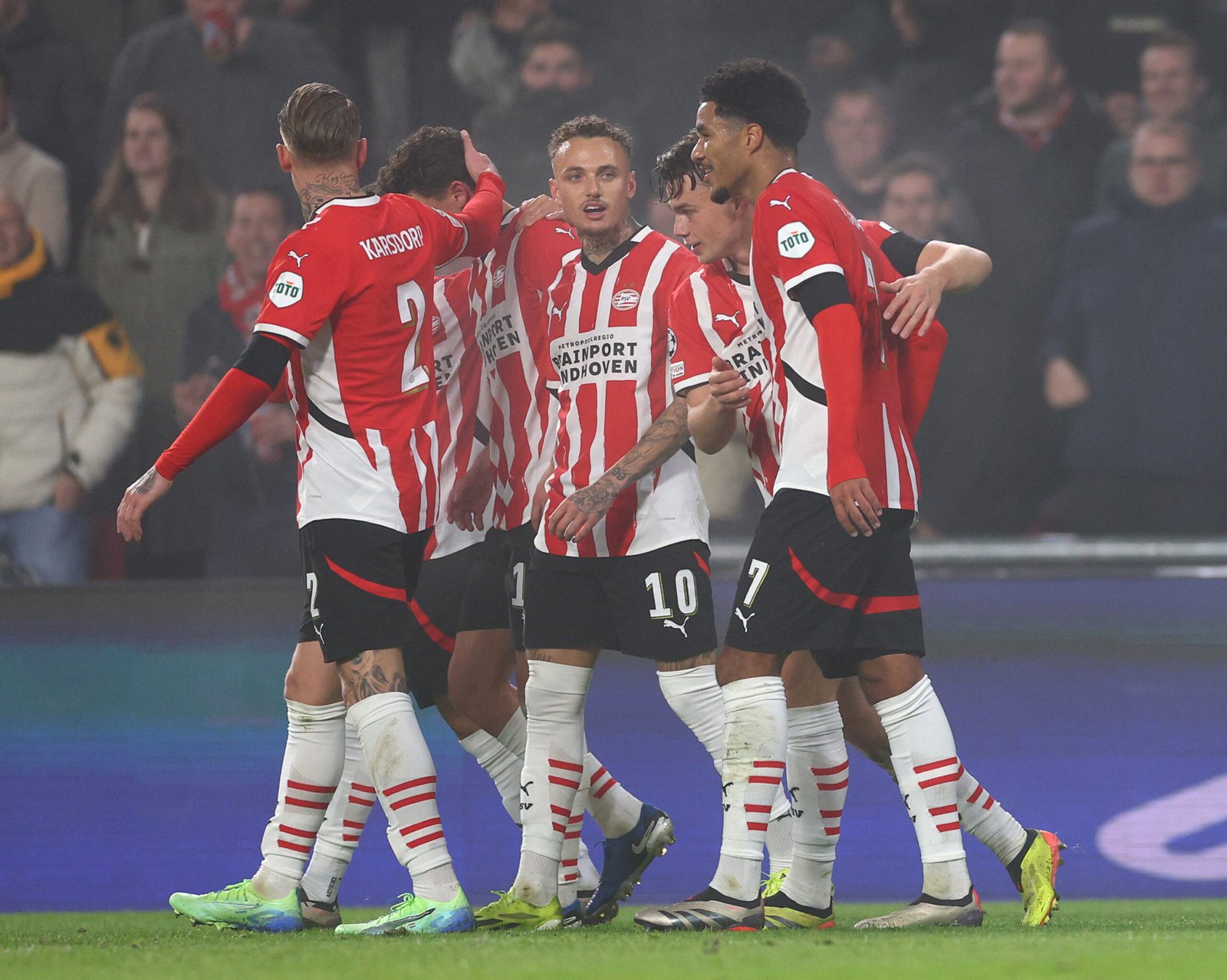 EINDHOVEN, PAÍSES BAJOS - 5 DE NOVIEMBRE: Malik Tillman del PSV Eindhoven celebra con sus compañeros después de marcar el segundo gol de su equipo durante el partido de la fase MD4 de la Liga de Campeones de la UEFA 2024/25 entre el PSV Eindhoven y el Girona FC en el PSV Stadion el 5 de noviembre de 2024 en Eindhoven , Países Bajos. (Foto de Dean Mouhtaropoulos/Getty Images)