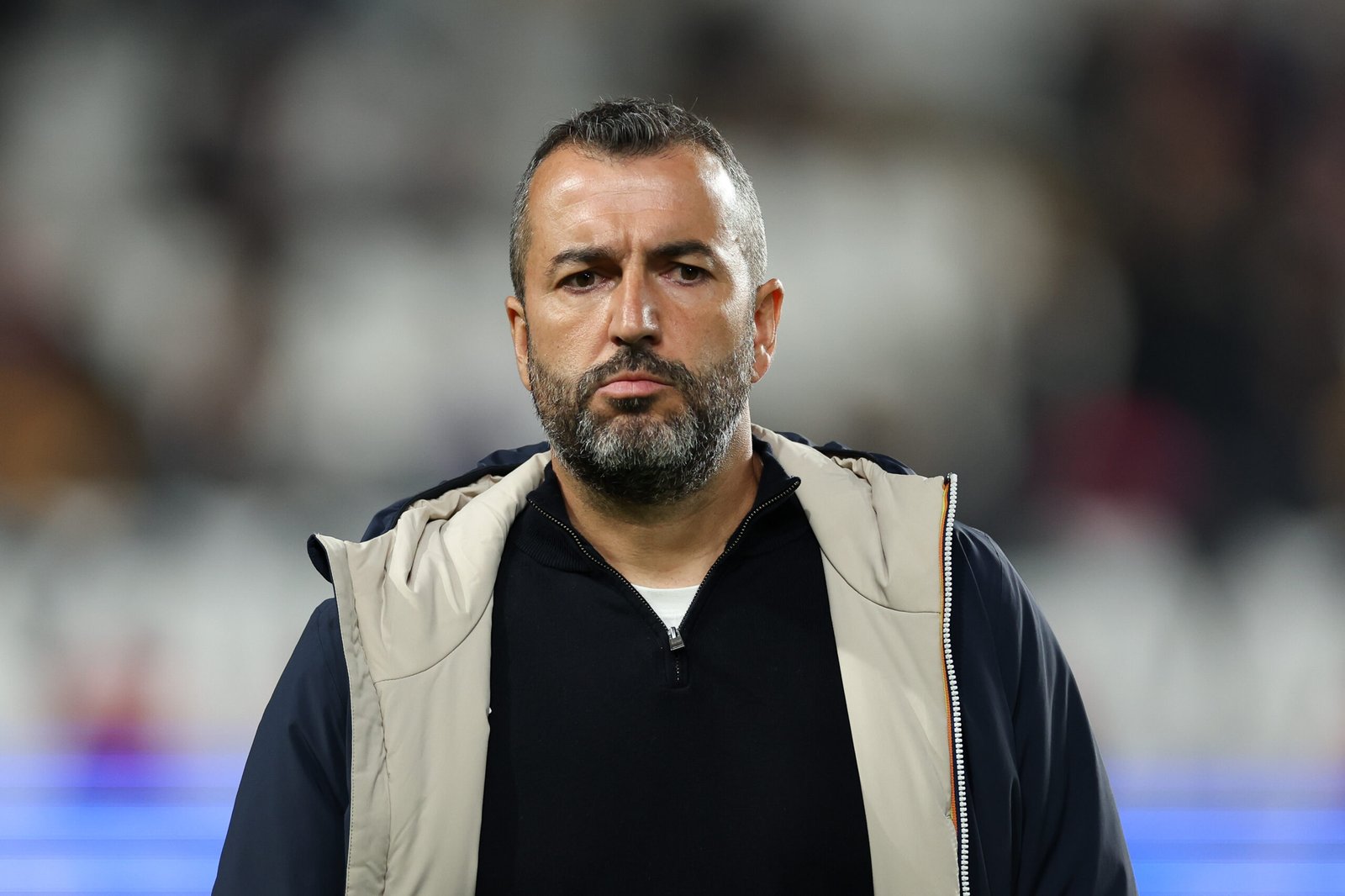 Diego Martínez Peñas, entrenador de la UD Las Palmas, observa antes del partido de LaLiga entre el Rayo Vallecano y la UD Las Palmas en el Estadio de Vallecas el 8 de noviembre de 2024 en Madrid, España. (Foto de Florencia Tan Jun/Getty Images)