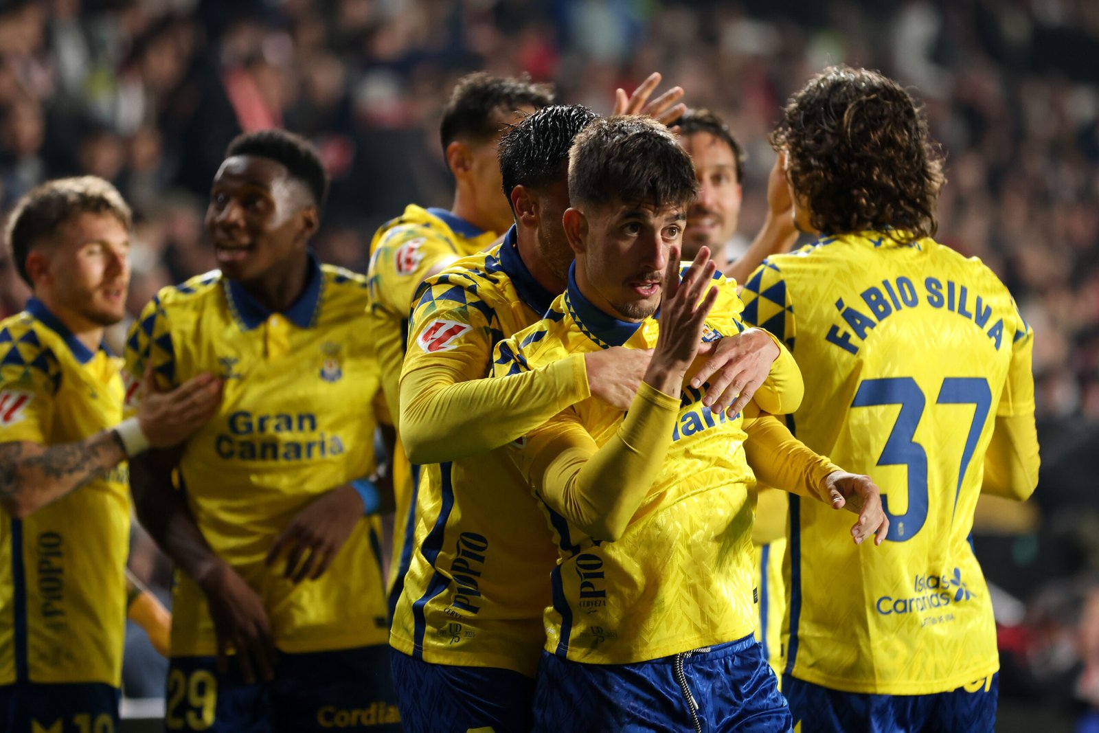 Manu Fuster de la UD Las Palmas celebra con sus compañeros tras marcar el tercer gol del equipo durante el partido de LaLiga entre el Rayo Vallecano y la UD Las Palmas en el Estadio de Vallecas el 8 de noviembre de 2024 en Madrid, España. (Foto de Florencia Tan Jun/Getty Images)