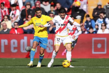 Alfonso Espino del Rayo Vallecano es desafiado por Alex Suárez de la UD Las Palmas durante el partido de LaLiga EA Sports entre el Rayo Vallecano y la UD Las Palmas en el Estadio de Vallecas el 20 de enero de 2024 en Madrid, España. (Foto de Gonzalo Arroyo Moreno/Getty Images)