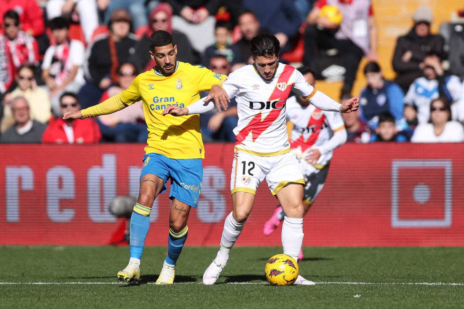 Alfonso Espino del Rayo Vallecano es desafiado por Alex Suárez de la UD Las Palmas durante el partido de LaLiga EA Sports entre el Rayo Vallecano y la UD Las Palmas en el Estadio de Vallecas el 20 de enero de 2024 en Madrid, España. (Foto de Gonzalo Arroyo Moreno/Getty Images)