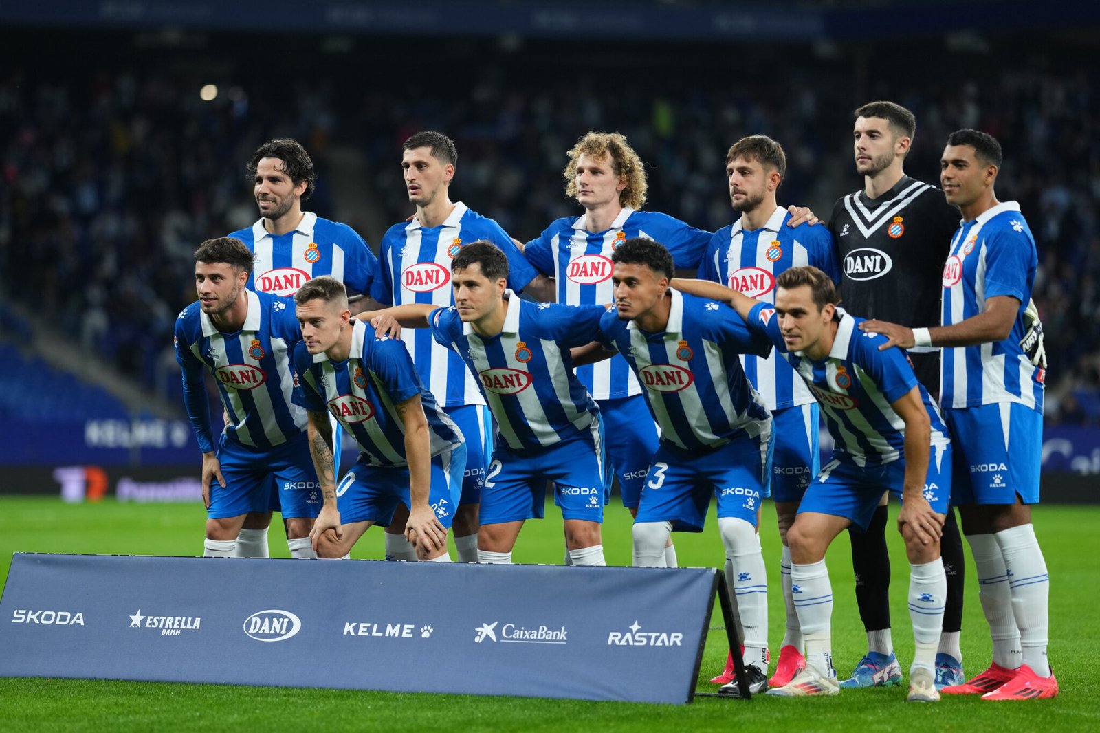 BARCELONA, ESPAÑA - 25 DE OCTUBRE: Los jugadores del RCD Espanyol posan para una foto en el campo antes del partido de LaLiga entre el RCD Espanyol de Barcelona y el Sevilla FC en el estadio del RCDE el 25 de octubre de 2024 en Barcelona, ​​España. (Foto de Alex Caparrós/Getty Images)
