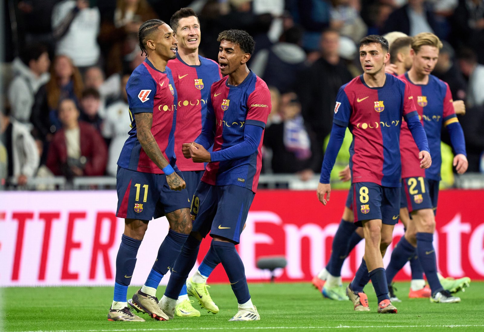 MADRID, ESPAÑA - 26 DE OCTUBRE: Raphinha del FC Barcelona celebra marcar el cuarto gol de su equipo con sus compañeros Robert Lewandowski y Lamine Yamal durante el partido de LaLiga entre el Real Madrid CF y el FC Barcelona en el Estadio Santiago Bernabeu el 26 de octubre de 2024 en Madrid, España. (Foto de Ángel Martínez/Getty Images)
