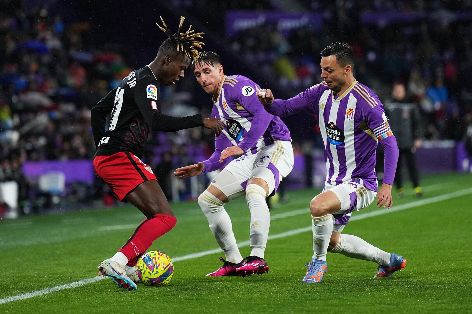 VALLADOLID, ESPAÑA - 17 DE MARZO: Nico Williams del Athletic Club sostiene el balón mientras está bajo la presión de Oscar Plano e Ivan Fresneda del Real Valladolid CF durante el partido de LaLiga Santander entre el Real Valladolid CF y el Athletic Club en el Estadio Municipal José Zorrilla el 17 de marzo de 2023 en Valladolid, España. (Foto de Ángel Martínez/Getty Images)