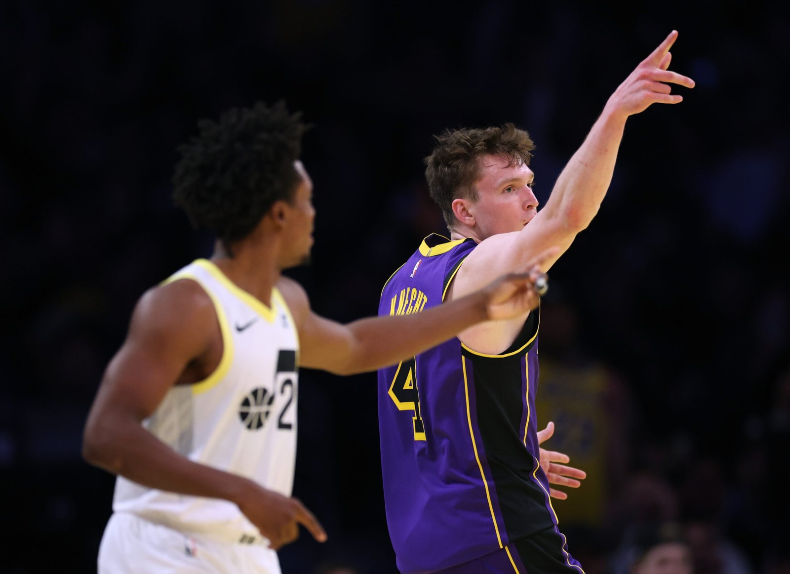 Dalton Knecht #4 con Los Angeles Lakers celebrando un triple delante de Collin Sexton #2 de los Utah Jazz, Knecht lanzaría 9 triples y anotaría 37 points,durante la victoria de Lakers 124-118 en el Crypto.com Arena el 19 de Noviembre, 2024 en Los Angeles, California. (Fotografía: Harry How/Getty Images)