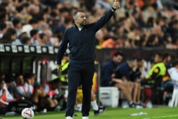 Diego Martínez, entrenador de la UD Las Palmas, hace gestos durante el partido de LaLiga entre el Valencia CF y la UD Las Palmas en el Estadio Mestalla el 21 de octubre de 2024 en Valencia, España. (Foto de David Ramos/Getty Images).