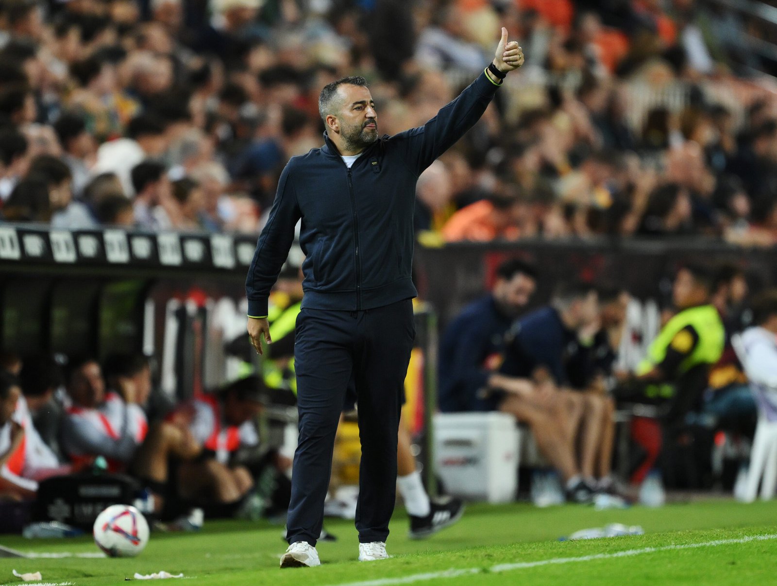 Diego Martínez, entrenador de la UD Las Palmas, hace gestos durante el partido de LaLiga entre el Valencia CF y la UD Las Palmas en el Estadio Mestalla el 21 de octubre de 2024 en Valencia, España. (Foto de David Ramos/Getty Images).