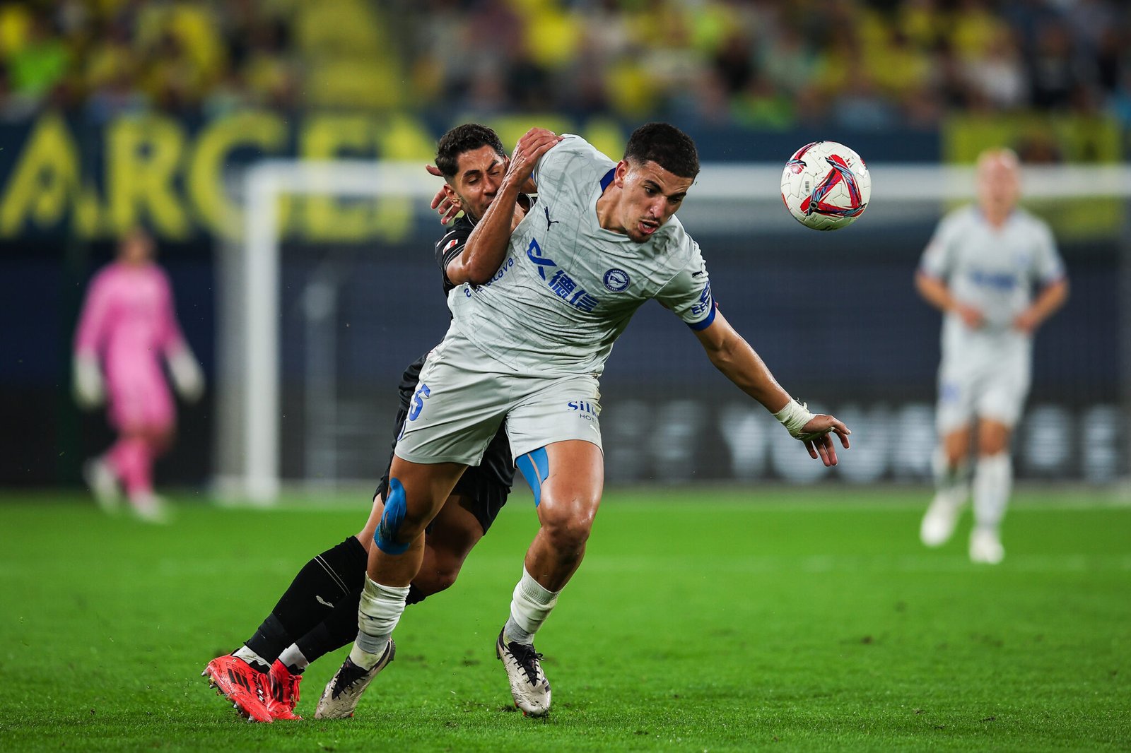 VILLARREAL, ESPAÑA - 9 DE NOVIEMBRE: Carlos Martín del Deportivo Alaves desafía el balón contra Ayoze Pérez del Villarreal CF durante el partido de LaLiga entre Villarreal CF y Deportivo Alaves en el Estadio de la Cerámica el 9 de noviembre de 2024 en Villarreal, España. (Foto de Eric Alonso/Getty Images)
