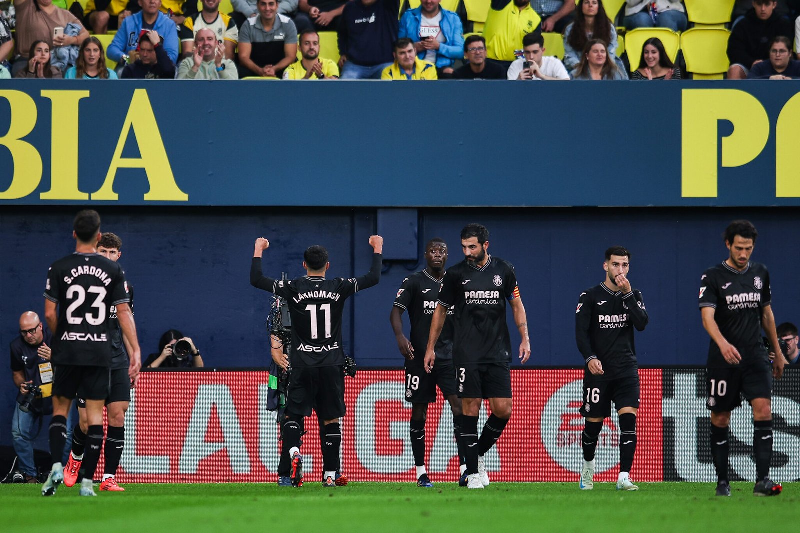 VILLARREAL, ESPAÑA - 9 DE NOVIEMBRE: Ilias Akhomach del Villarreal CF celebra con sus compañeros tras marcar el primer gol del equipo durante el partido de LaLiga entre Villarreal CF y Deportivo Alaves en el Estadio de la Cerámica el 9 de noviembre de 2024 en Villarreal, España. (Foto de Eric Alonso/Getty Images)
