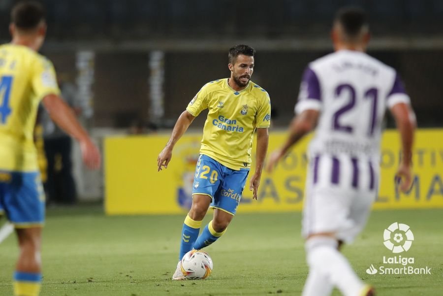 Kirian Rodríguez conduce el balón en el partido entre la UD Las Palmas y el Real Valladolid en la temporada 21/22. Foto: LaLiga.