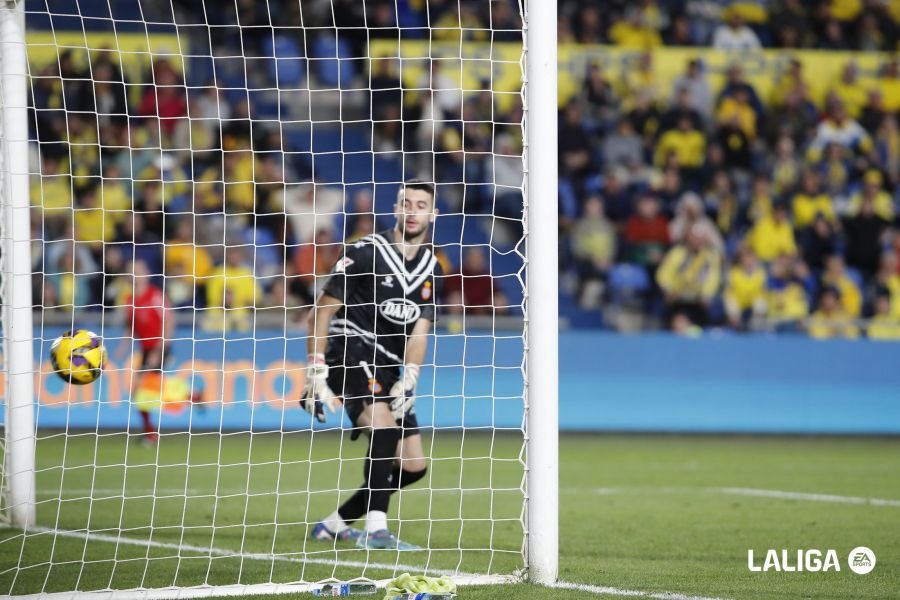 Joan García mira al balón tras el gol de Sandro en el partido entre la UD Las Palmas y el RCD Espanyol en el Estadio de Gran Canaria. Foto: LaLiga.