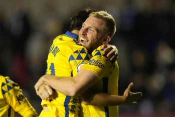 Oli McBurnie se abraza con Iván Gil en el encuentro correspondiente al partido de Copa del Rey entre el CE Europa y la UD Las Palmas. Foto: Canarias7.