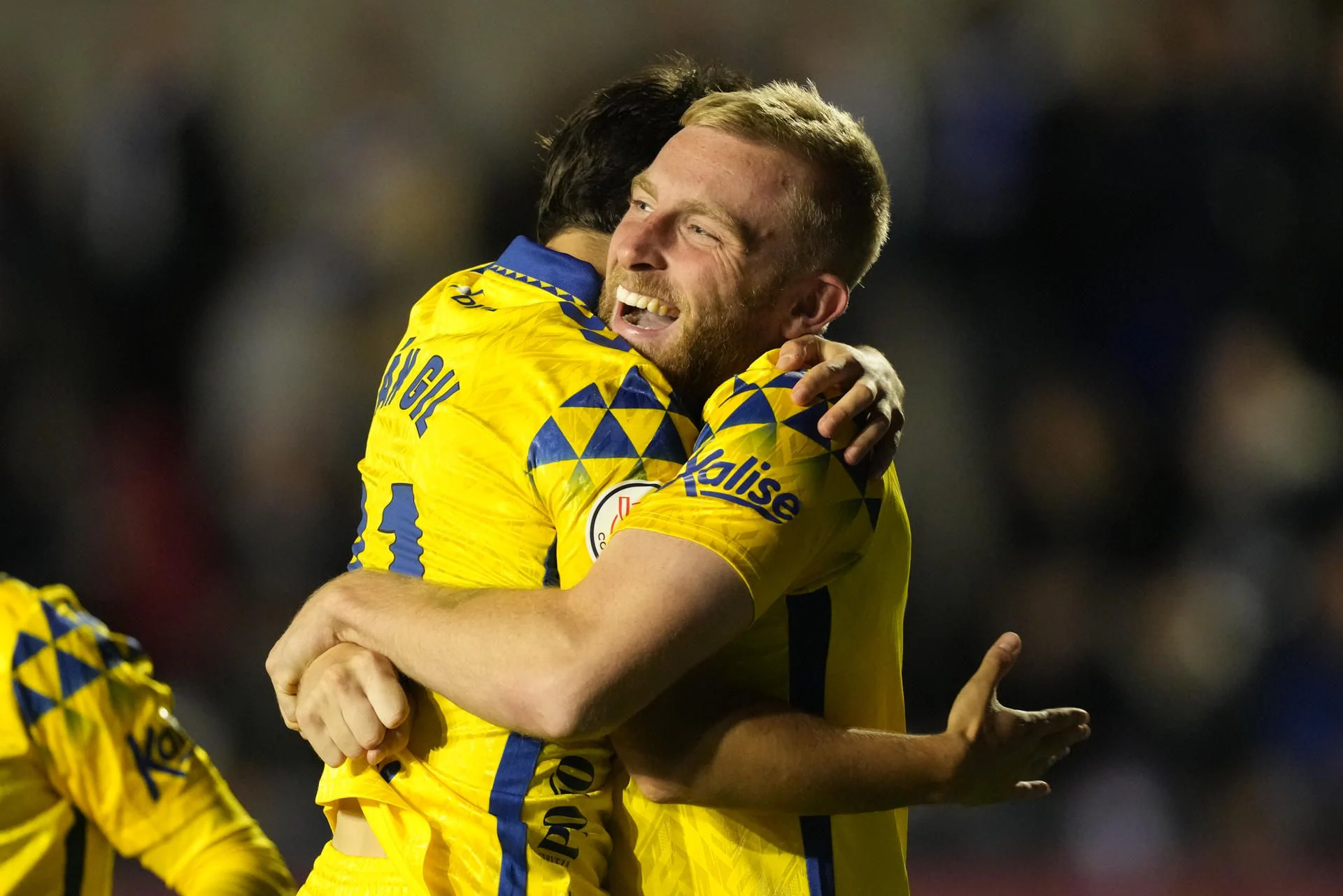 Oli McBurnie se abraza con Iván Gil en el encuentro correspondiente al partido de Copa del Rey entre el CE Europa y la UD Las Palmas. Foto: Canarias7.