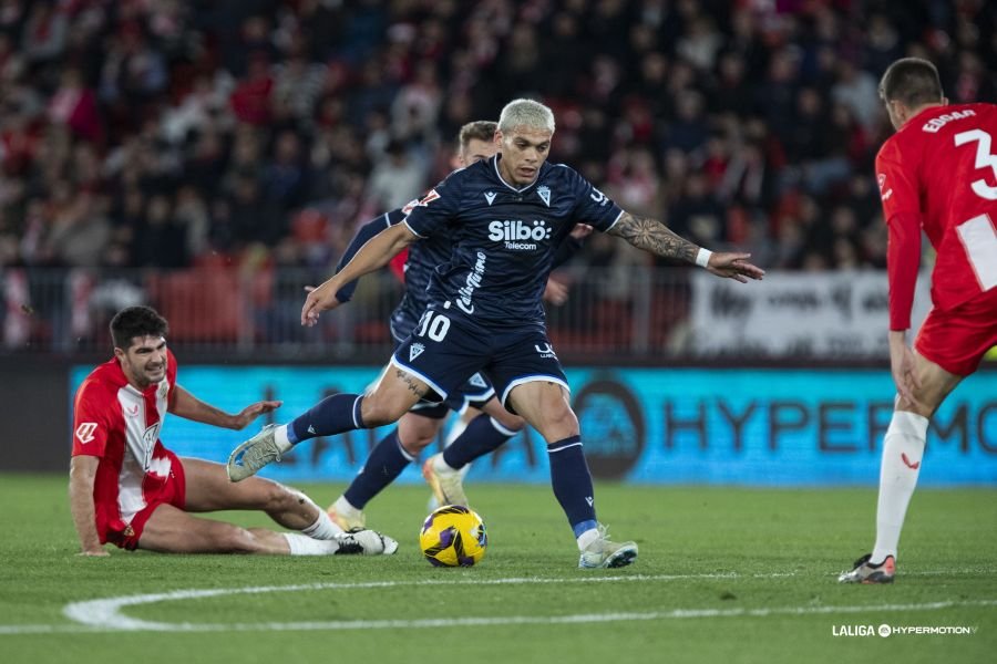 Brian Ocampo jugando con el Cádiz frente a la UD Almería