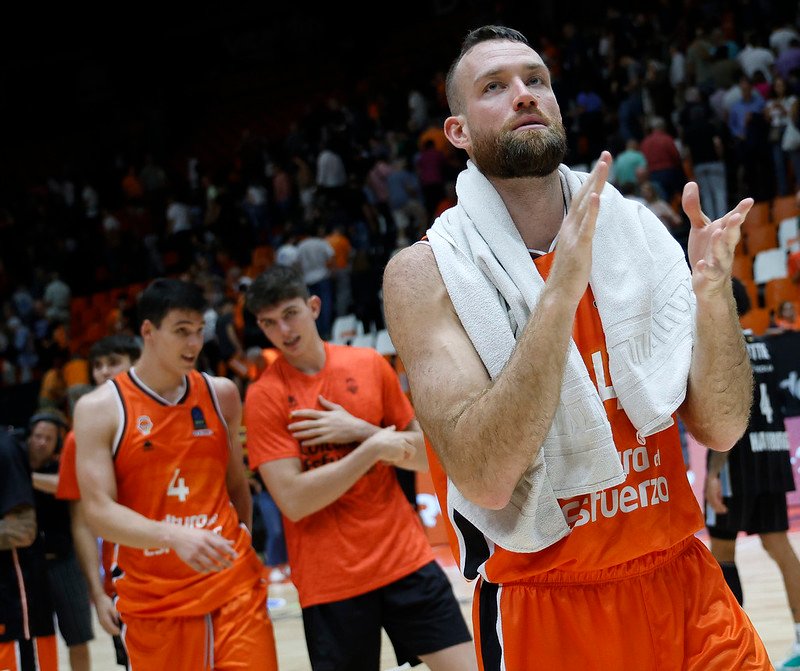 Los jugadores del Valencia Basket en el partido contra el Hamburg Towers