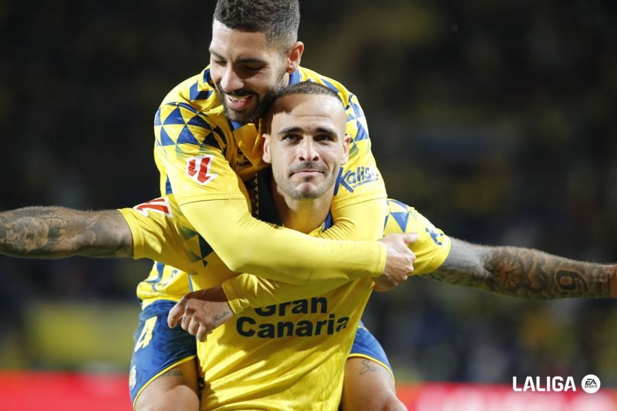 Sandro Ramírez y Álex Suárez celebran el gol del primero en el partido entre la UD Las Palmas y el RCD Espanyol en el Estadio de Gran Canaria. Foto: LaLiga.