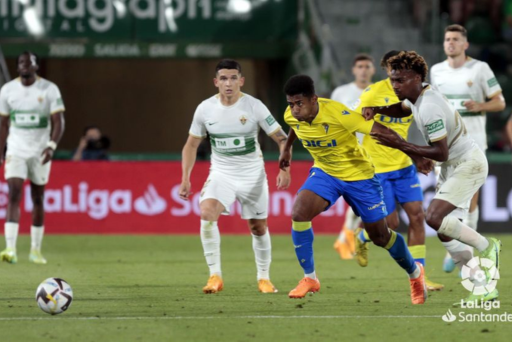 John Chetauya disputando un balón con el jugador del Cádiz en un partido de primera división de 2022